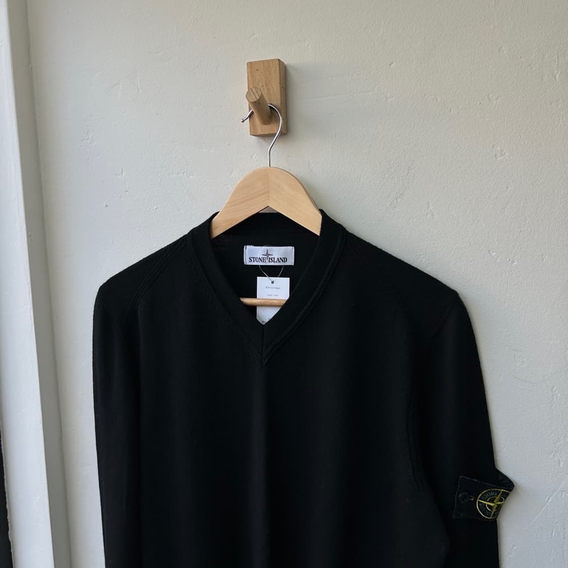 16133 - 스톤아일랜드 와펜 브이넥 니트 상품이미지1