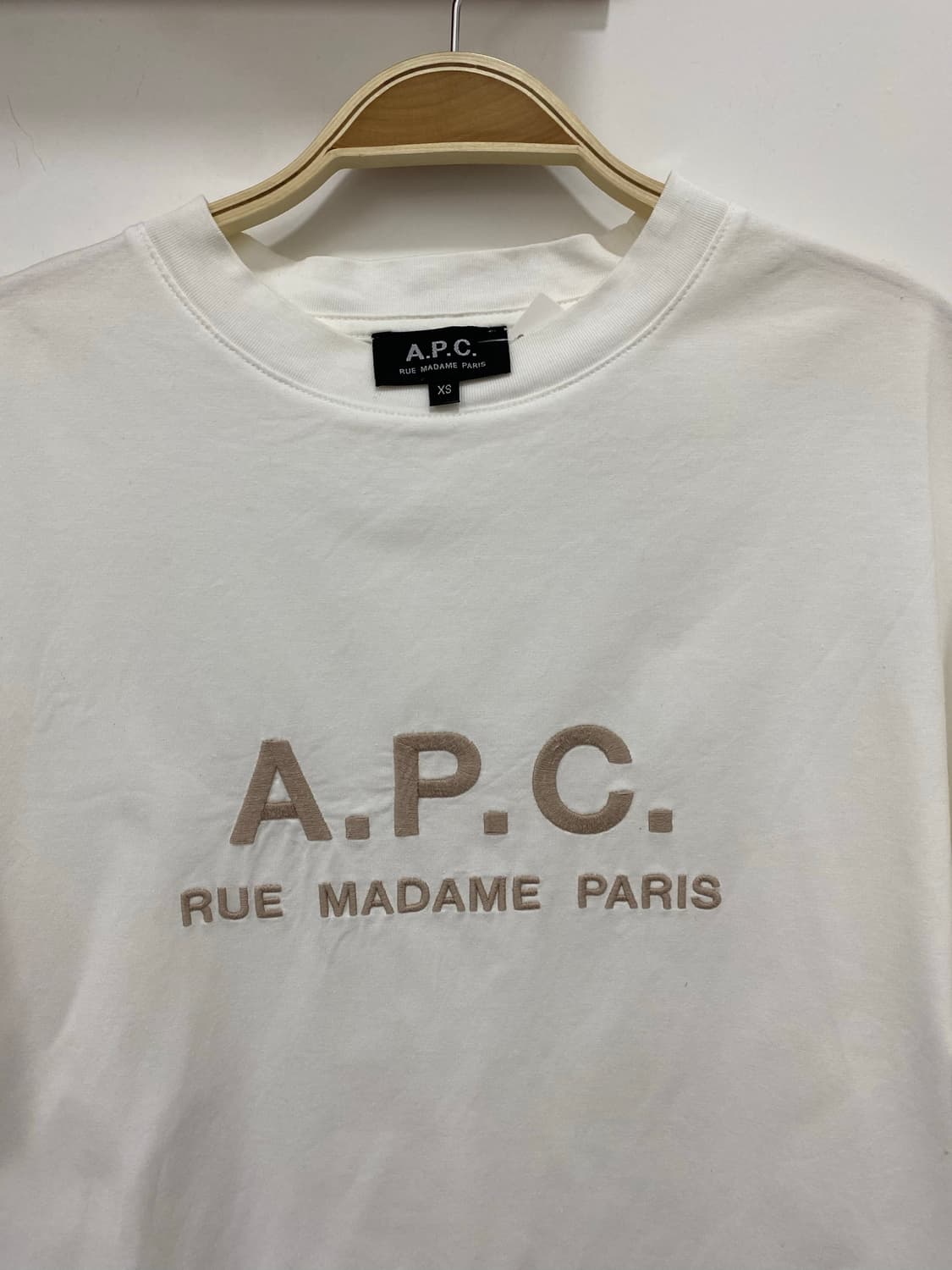 APC 화이트 자수로고 반팔 상품이미지2