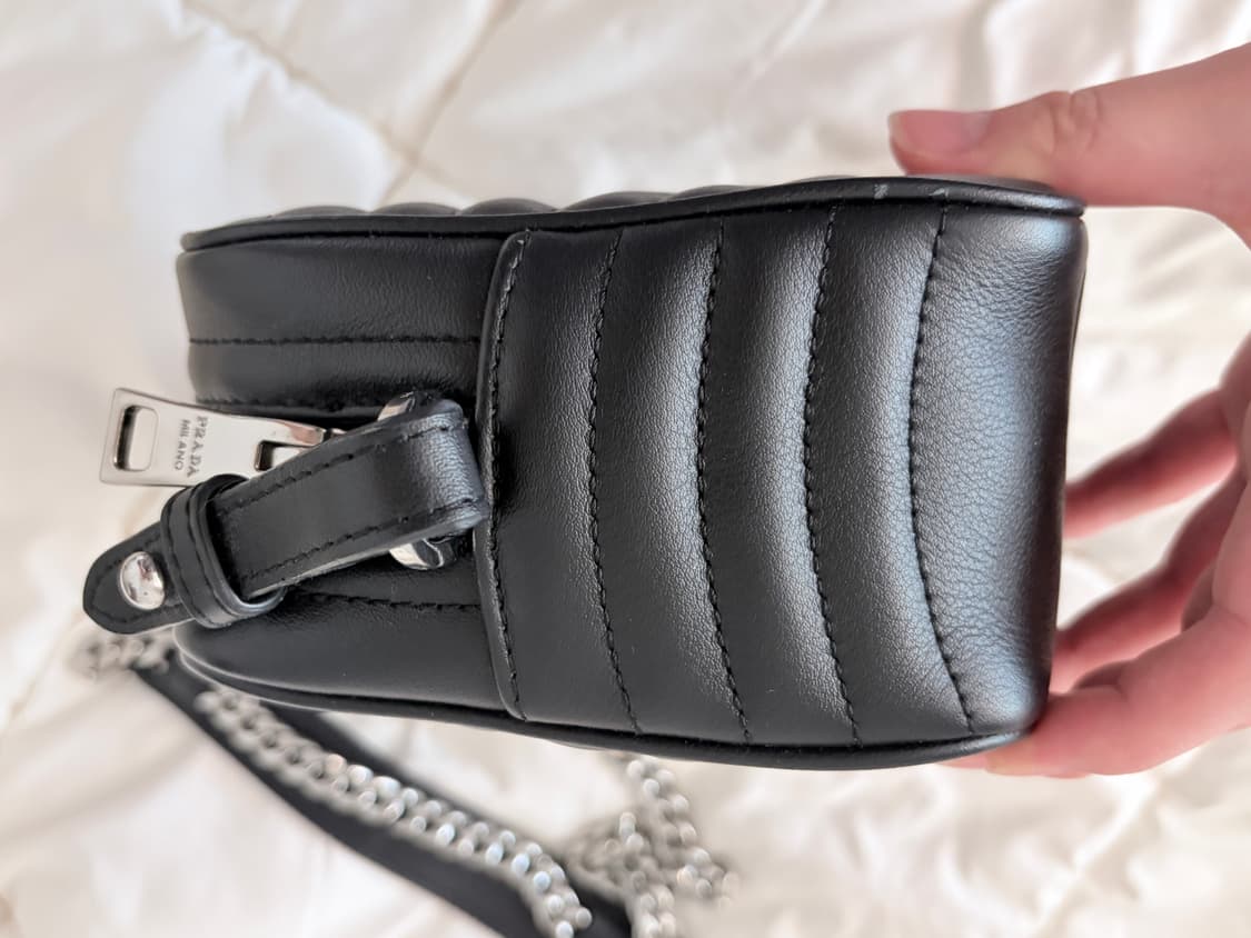 프라다 다이어그램 은장 크로스백 상품이미지3