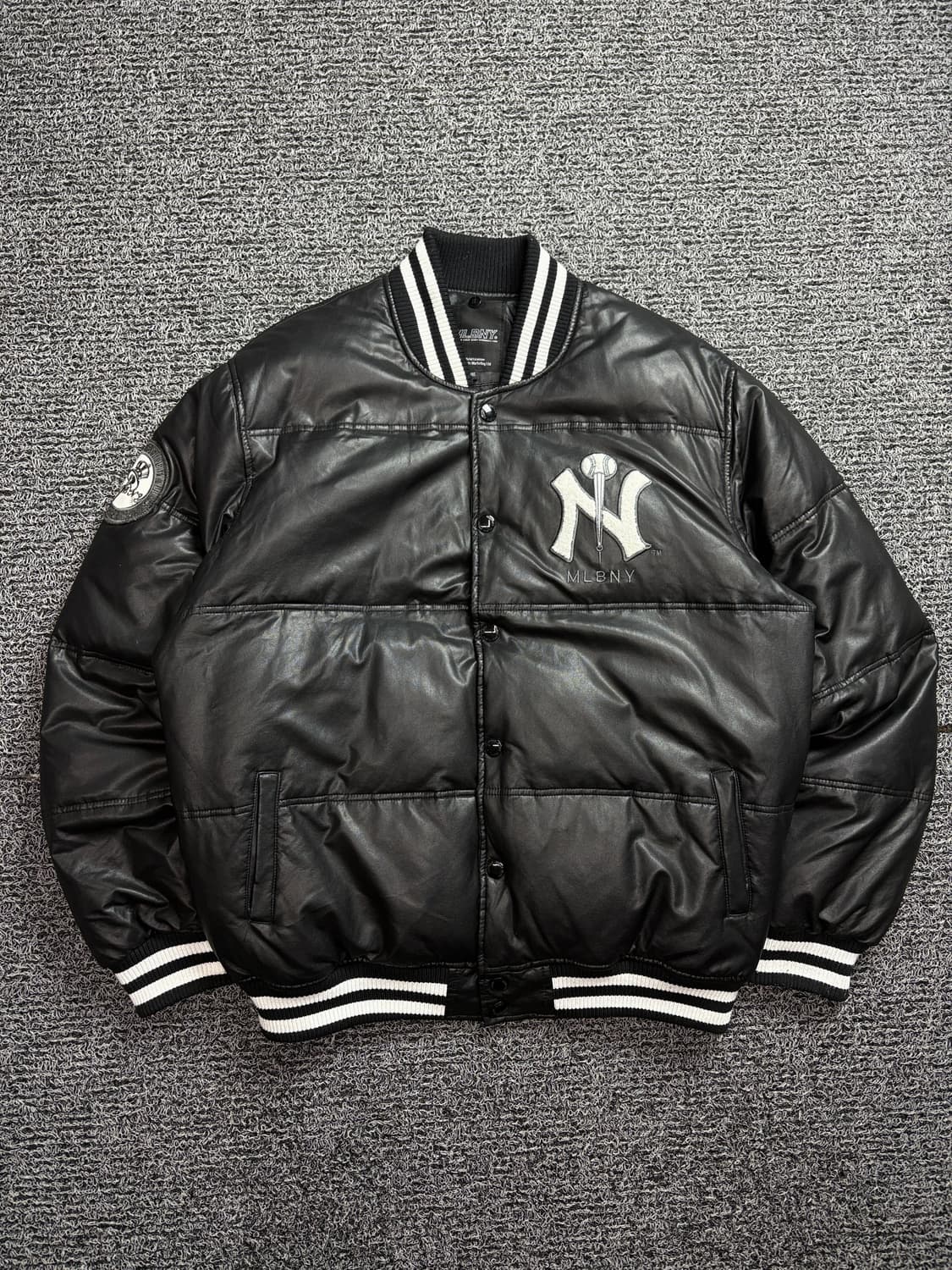 MLB 뉴욕 양키스 빅로고 레더 바시티 푸퍼 다운 패딩 2030 상품이미지2