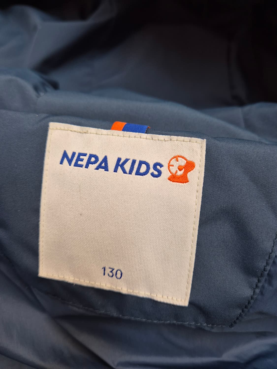네파 키즈 패딩 130사이즈입니다. 충전재는 오리털 80%, 깃털 20입 상품이미지3