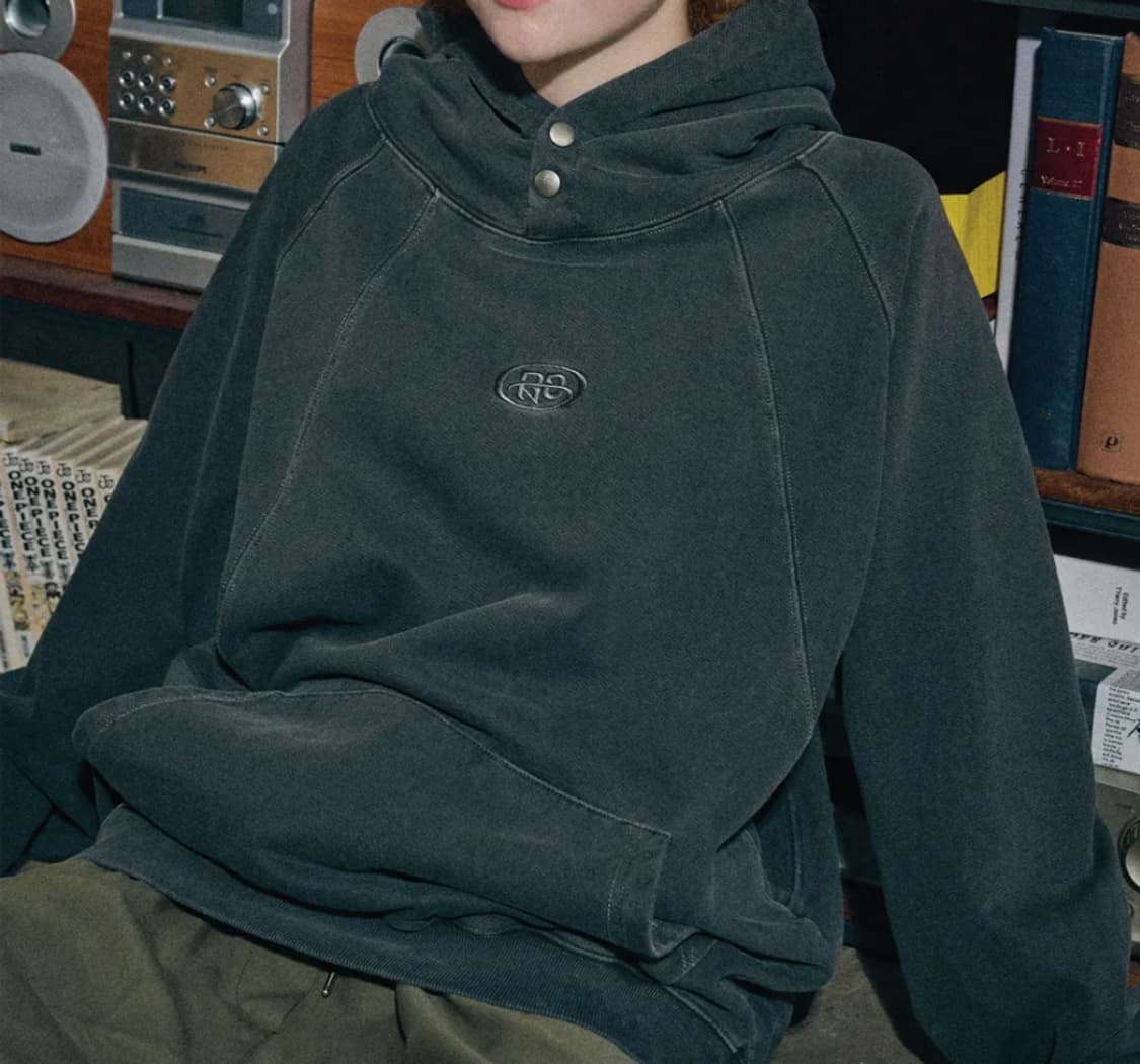 꼼파뇨 CP 피그먼트 스냅 후드티 스모크블랙 상품이미지1