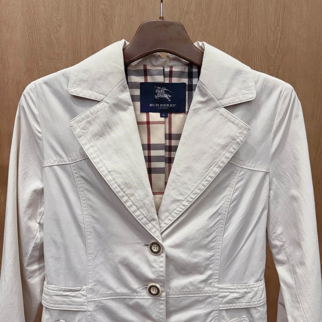 버버리 런던 싱글 자켓 노바체크 안감 3버튼 디테일 화이트 상품이미지4