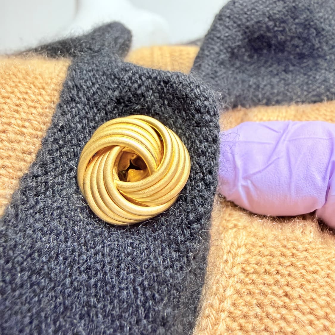 [캐시미어 100%] 카멜 × 블랙 배색 금장 버튼 가디건 상품이미지4