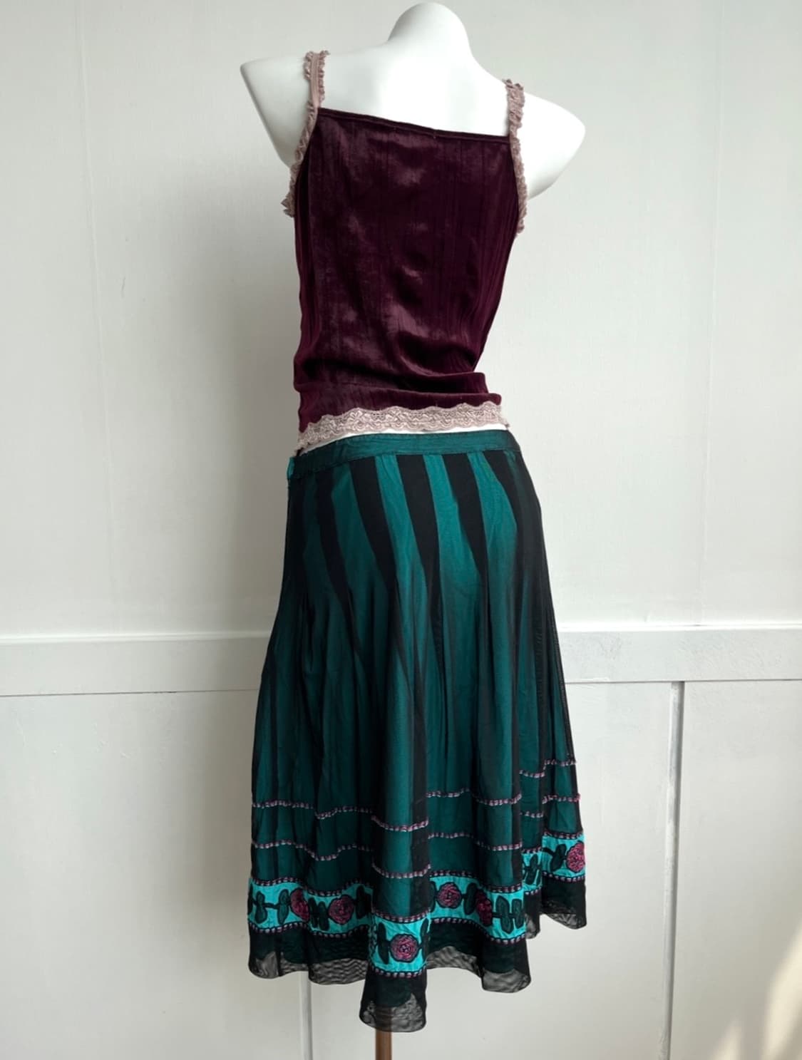 QUEUE 벨벳 레이스 슬리브리스 탑 상품이미지3