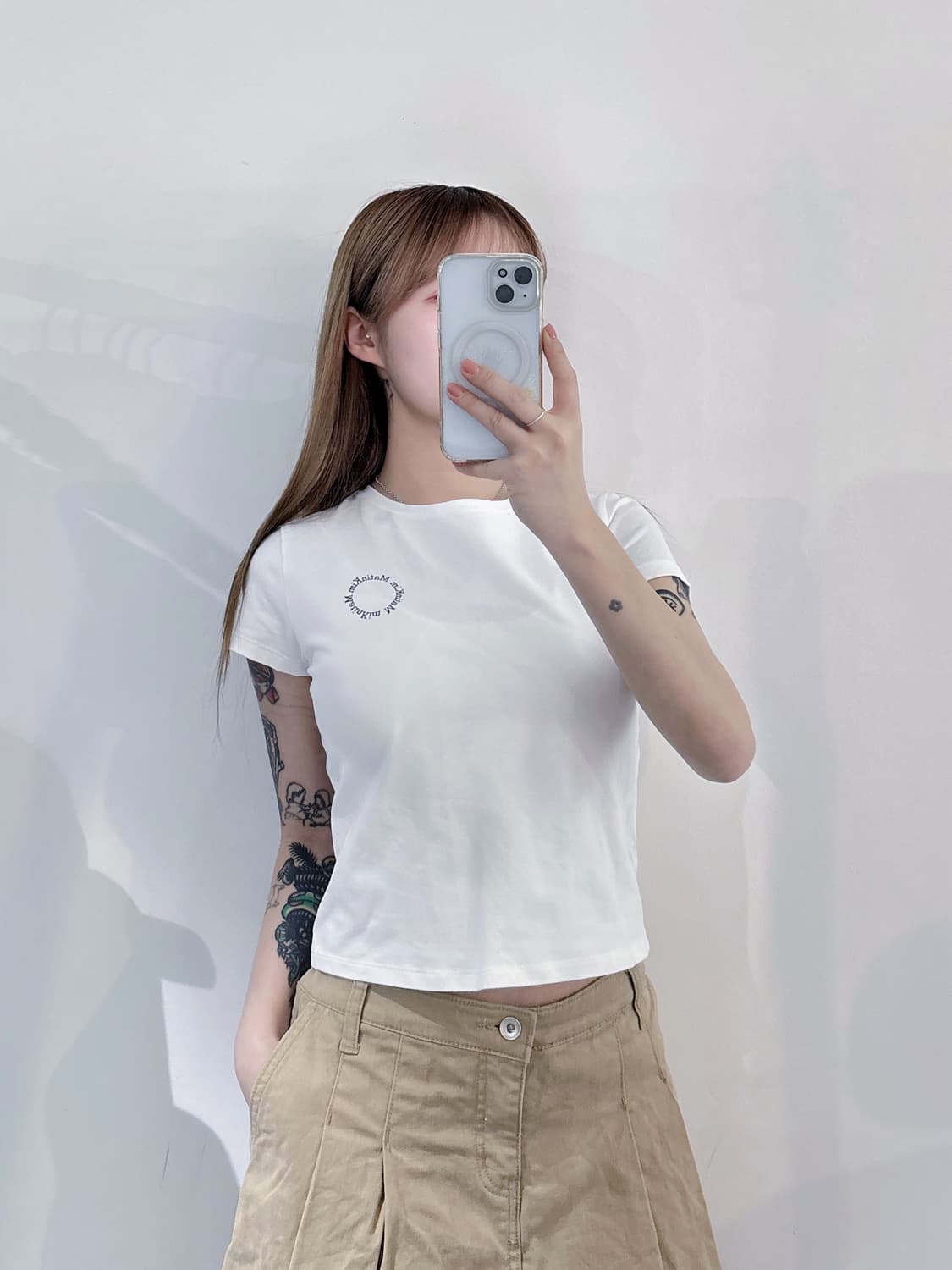 마땡킴 화이트 스펠로고 크롭 반팔 상품이미지1