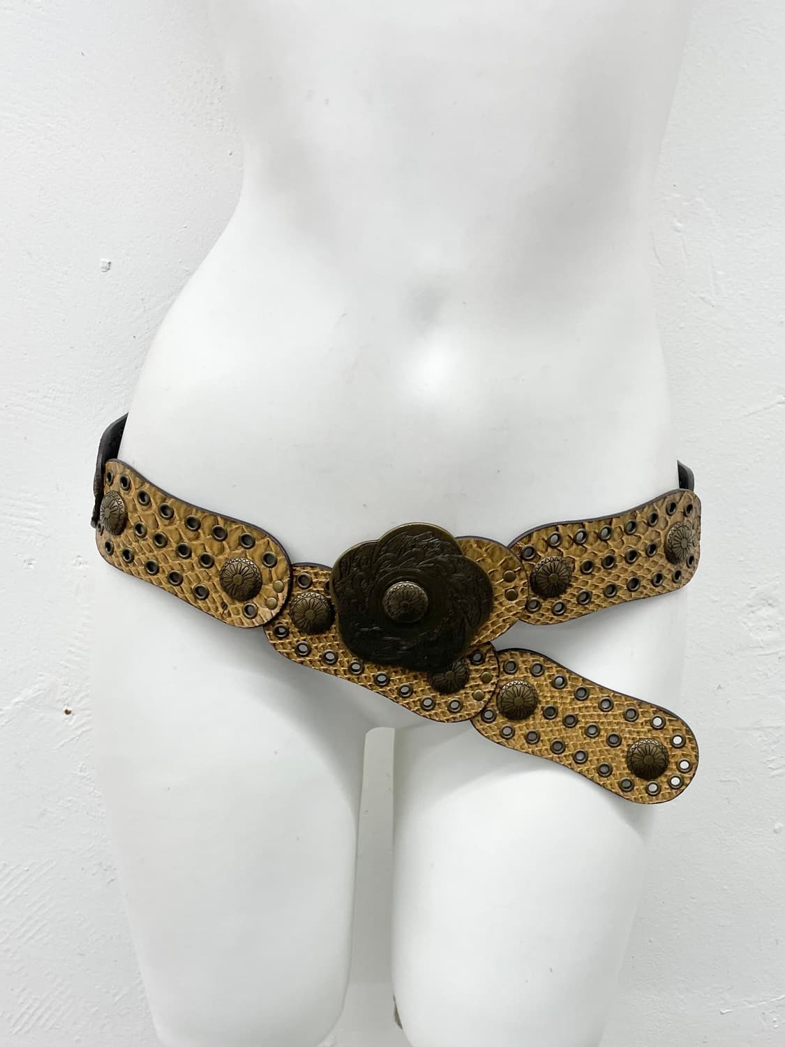 오리엔탈 스터드 펀칭 버클 벨트 상품이미지1