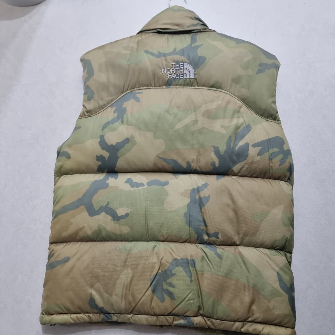 노스페이스 700 필파워 카모 패턴 패딩 조끼 상품이미지2
