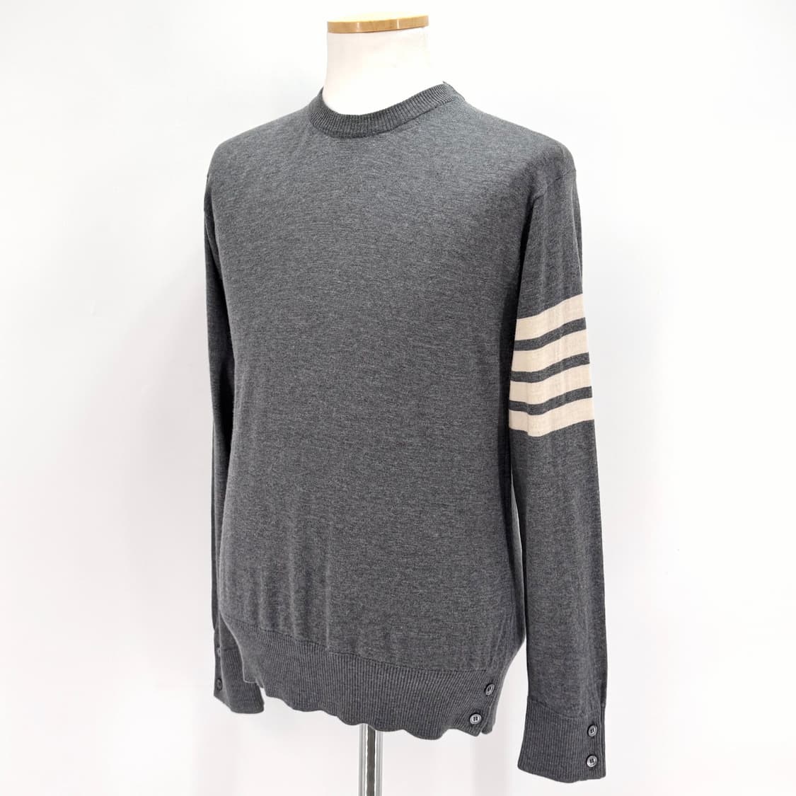 [3사이즈] 톰브라운 사선완장 메리노울 니트 그레이 (MKA002A) 상품이미지4