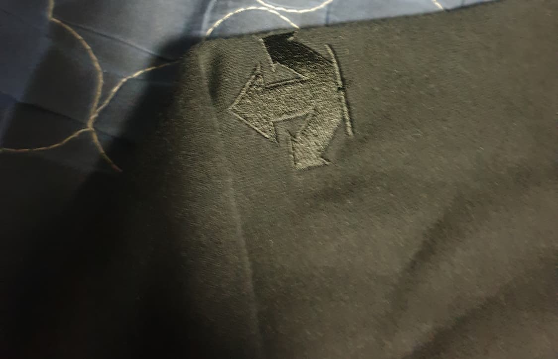 (단종매물) 데상트 실리콘 레터링 박스로고 후드티 블랙 (110) 상품이미지3