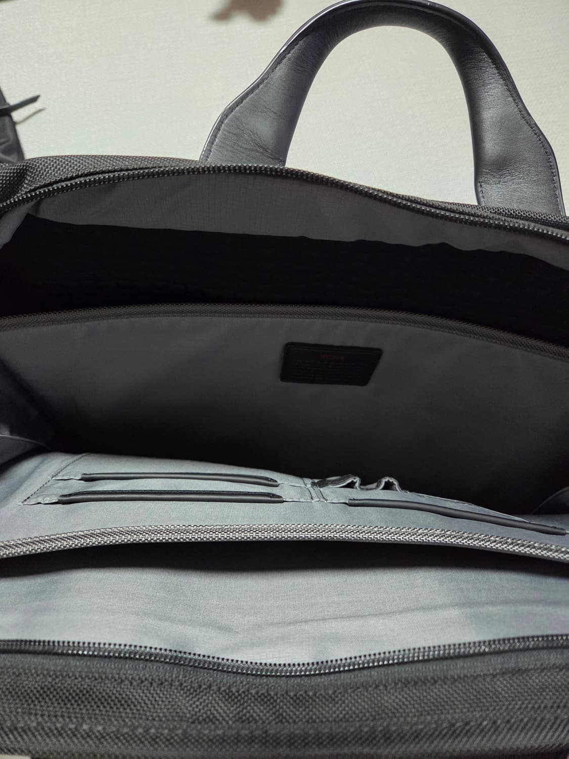 투미 서류가방 팝니다 상품이미지3