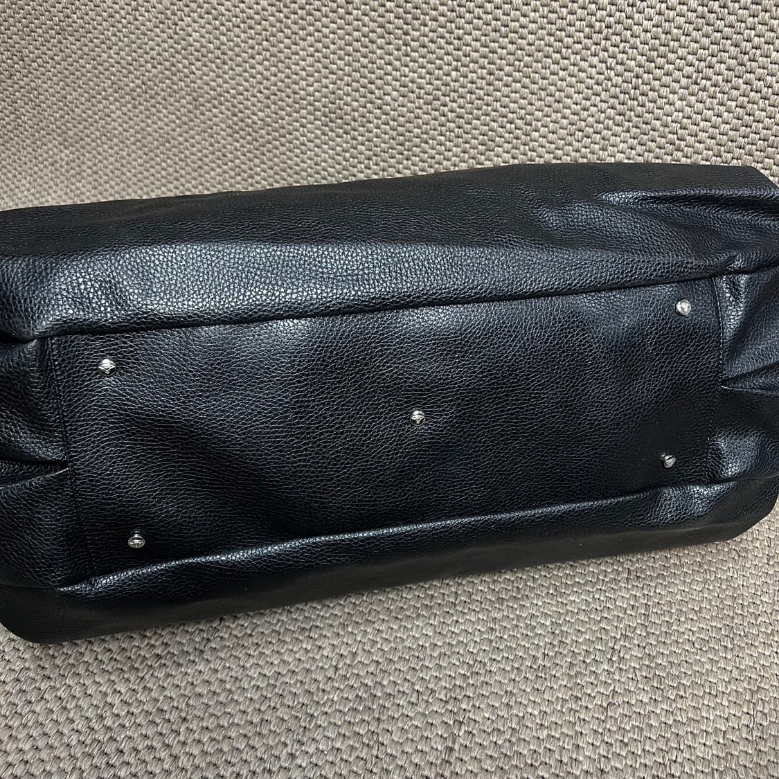 비비안웨스트우드 펀칭 로고 빅 토트백 블랙 상품이미지6