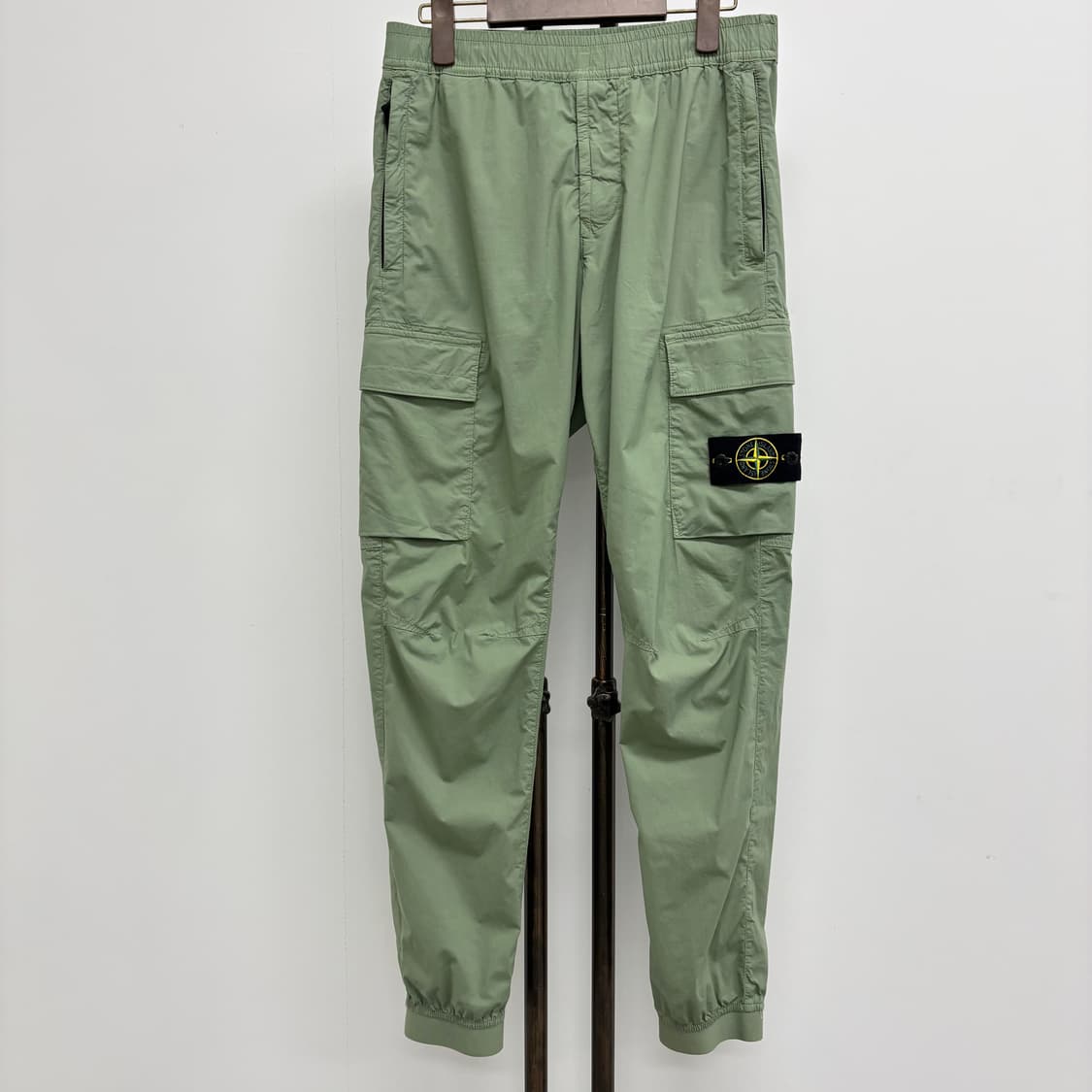 [30]스톤아일랜드 와펜패치 조거팬츠 상품이미지1