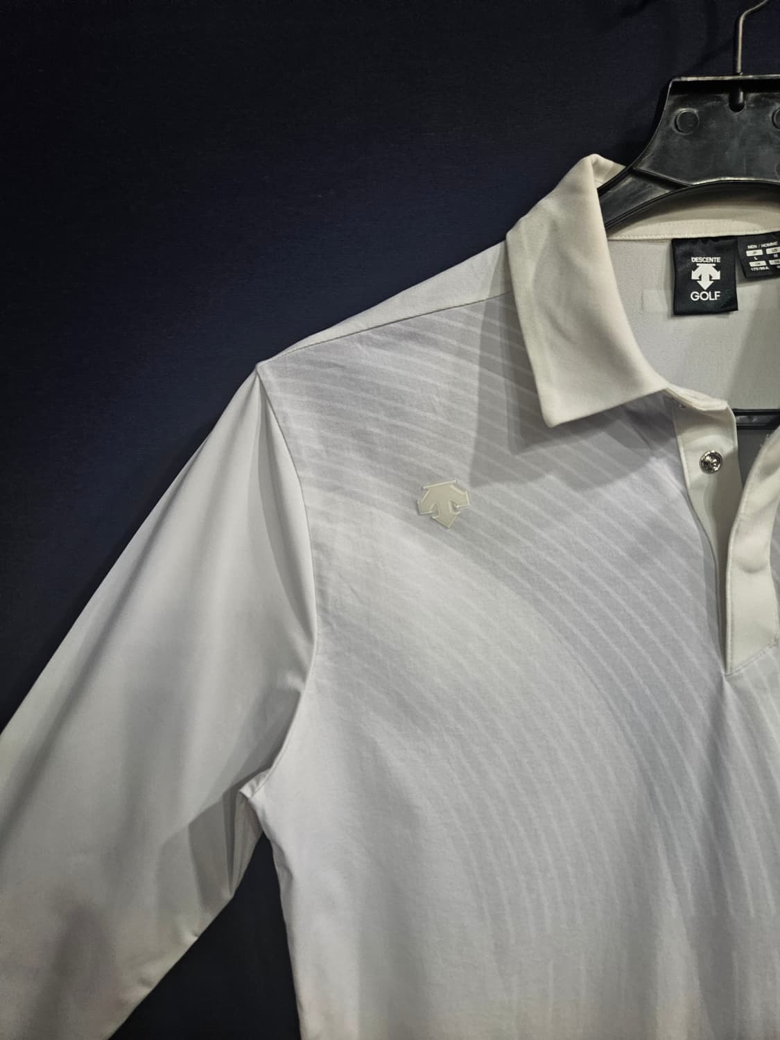 데상트 문양 화이트 남성 슬림핏 100 골프 카라긴팔티  상품이미지4