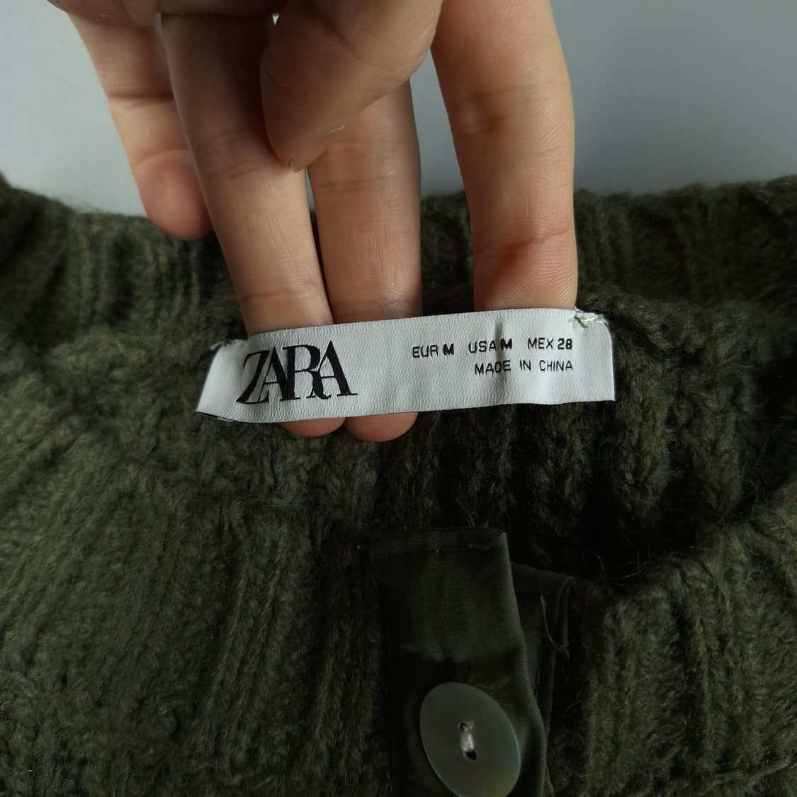 자라 카키 톤톤 뜨개짜임 아메카지 라운드넥 크롭 버튼 니트 가디건 상품이미지6