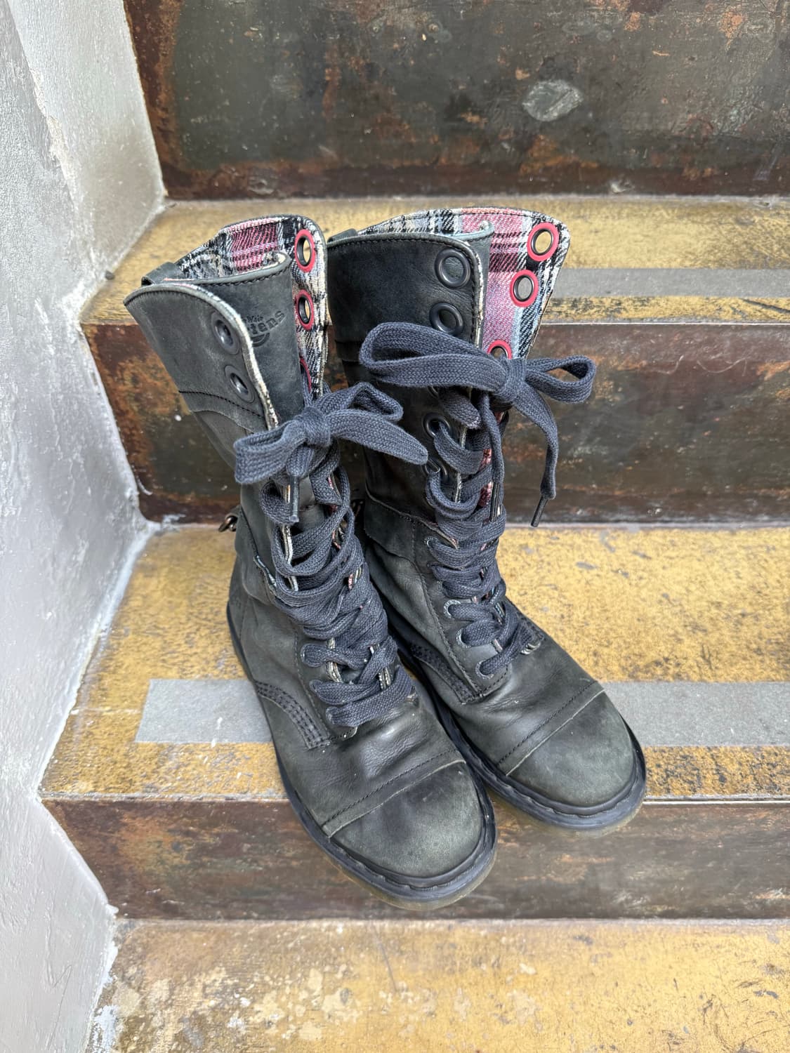 닥터마틴 트라이엄프 12홀 워커 상품이미지1