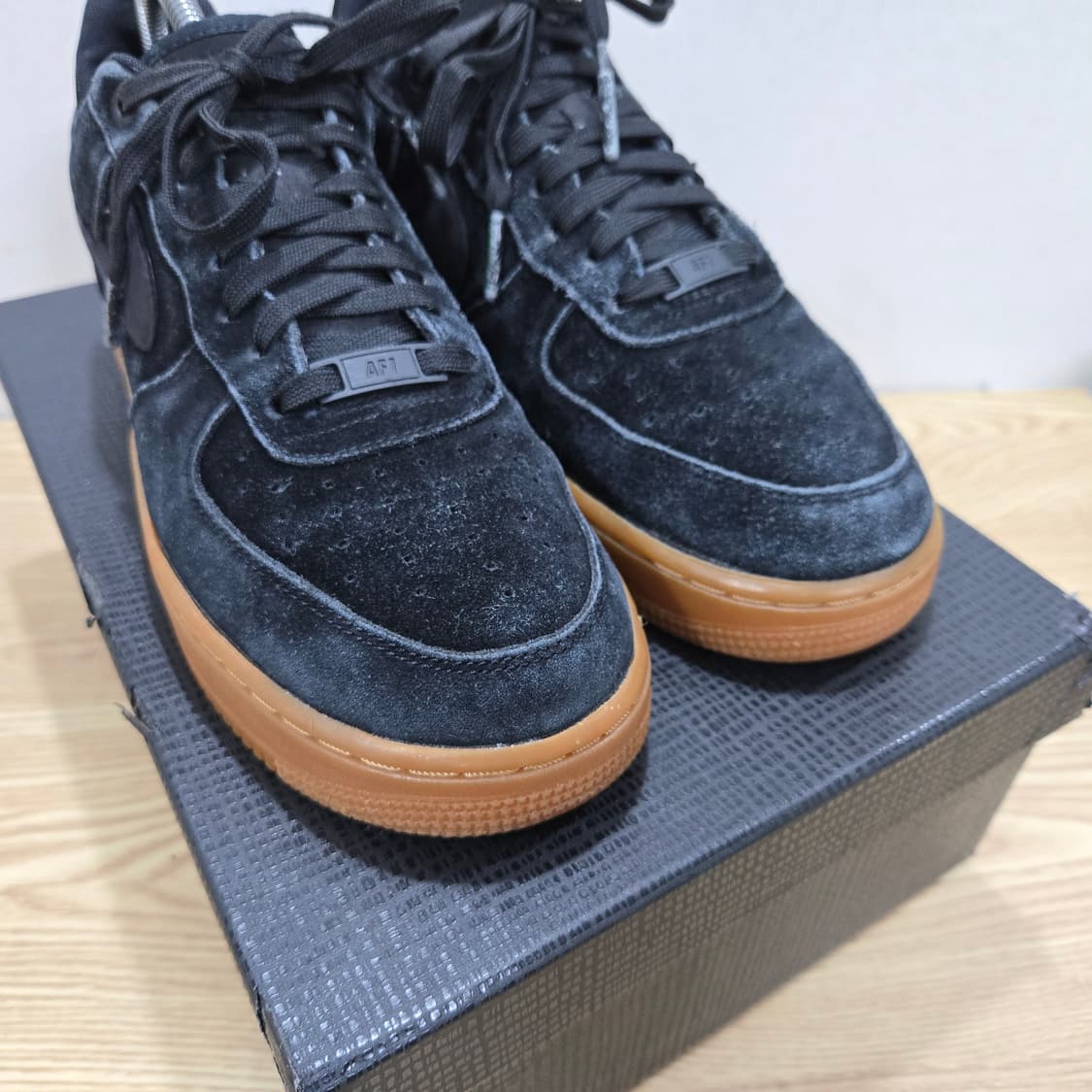 255 나이키 에어포스1 스웨이드 검솔 블랙 상품이미지5