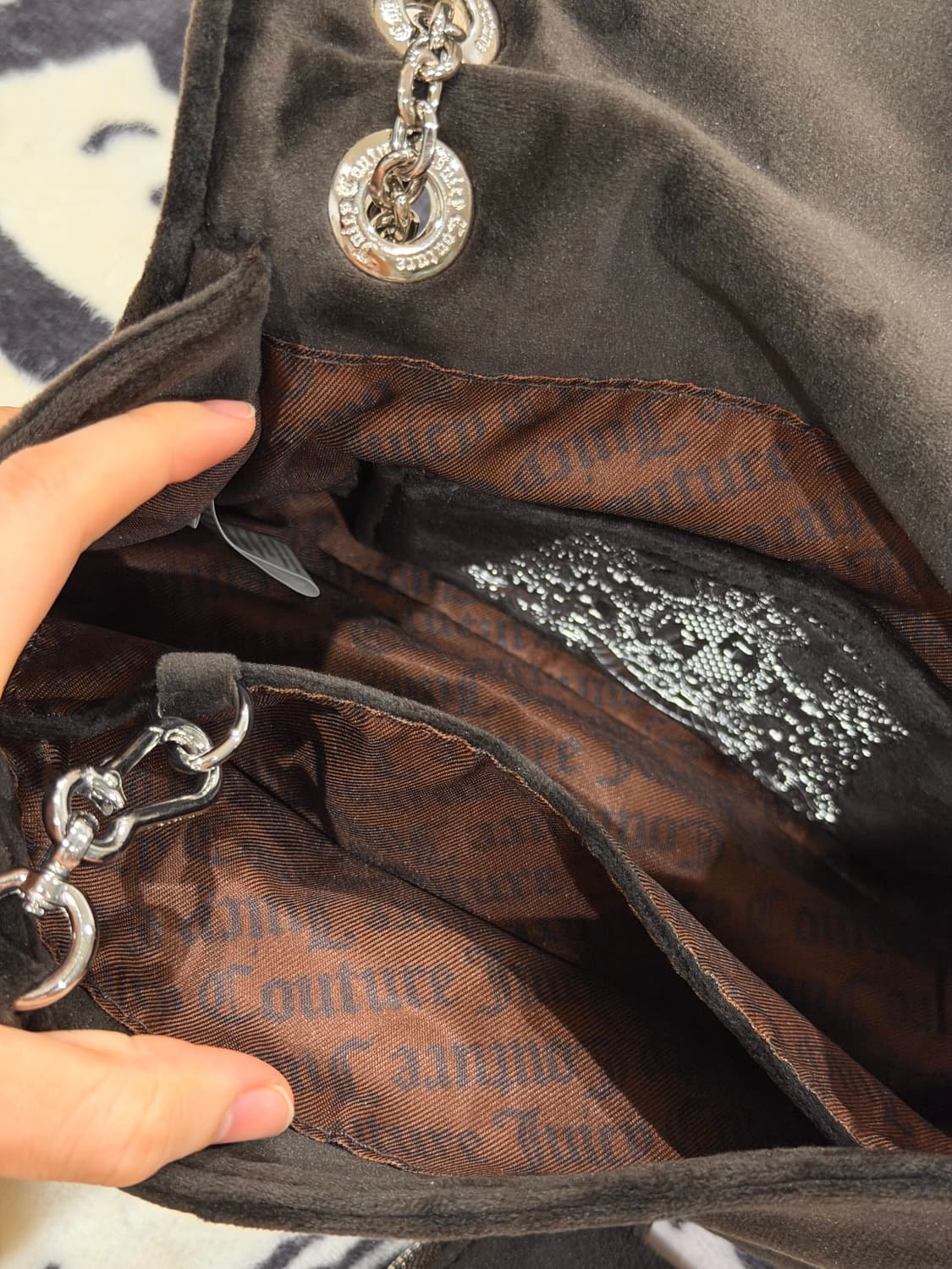 [신상✨프리뷰세일] 쥬시꾸뛰르 벨벳 스톤 체인 숄더백/크로스백 브라운 상품이미지8