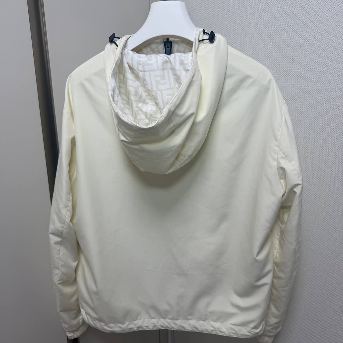 [정품] 펜디 FF로고 화이트 나일론 윈드브레이커 상품이미지4