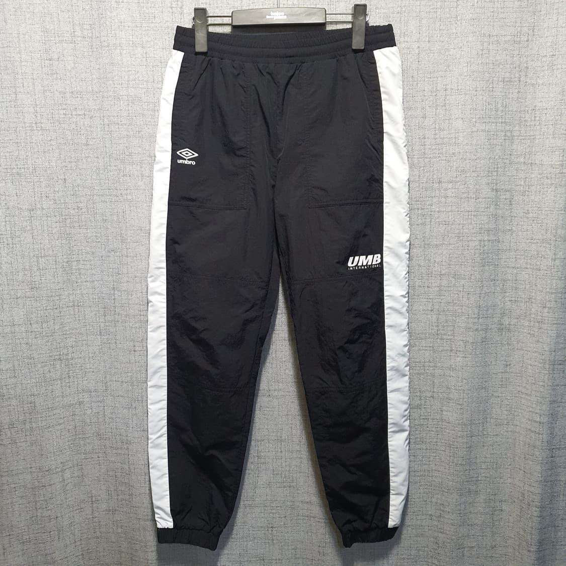 엄브로 블랙 사이드라인 우븐 조거 트레이닝 팬츠  상품이미지1