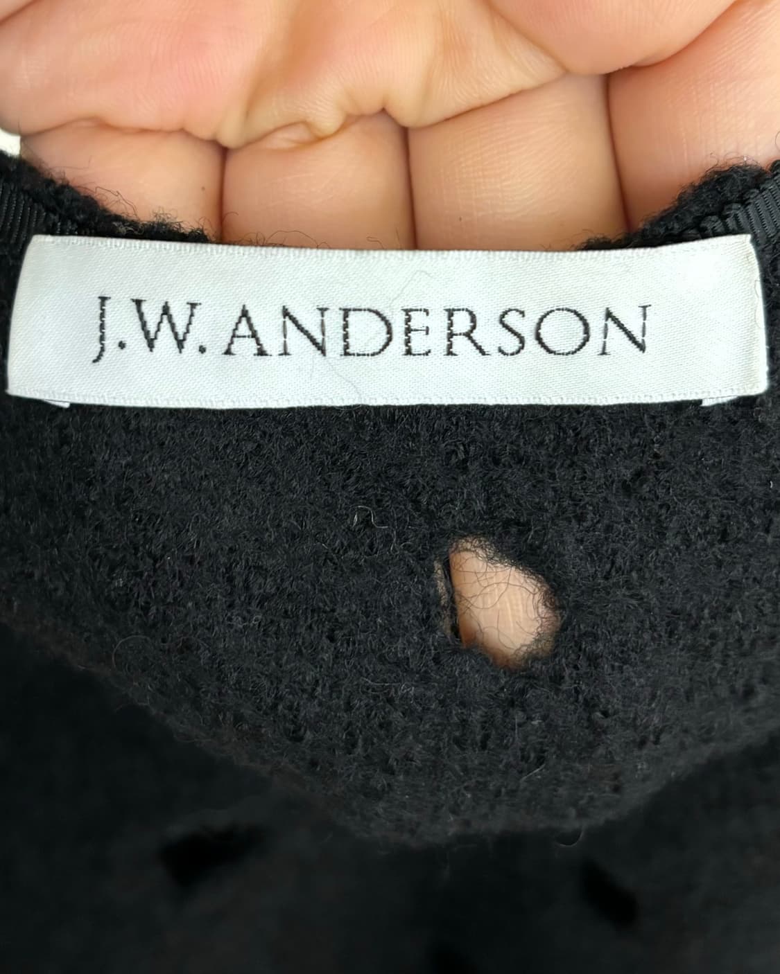 제이더블유앤더슨 블랙 디스트로이드 니트 상품이미지7