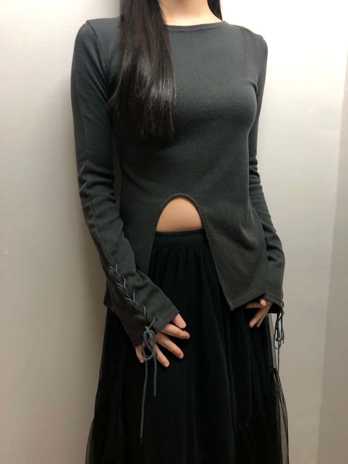 빈티지 그레이 컷아웃 아일렛 탑 상품이미지4