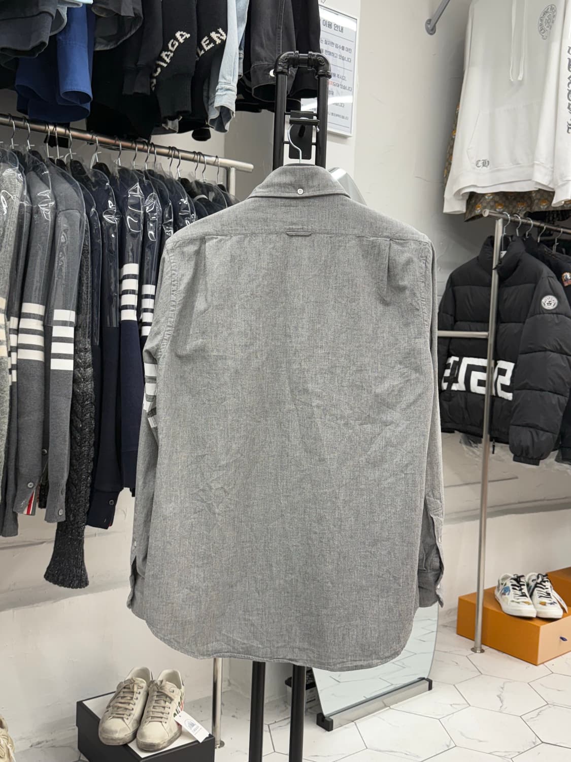 [2] 톰브라운 사선완장 샴브레이 셔츠 상품이미지2