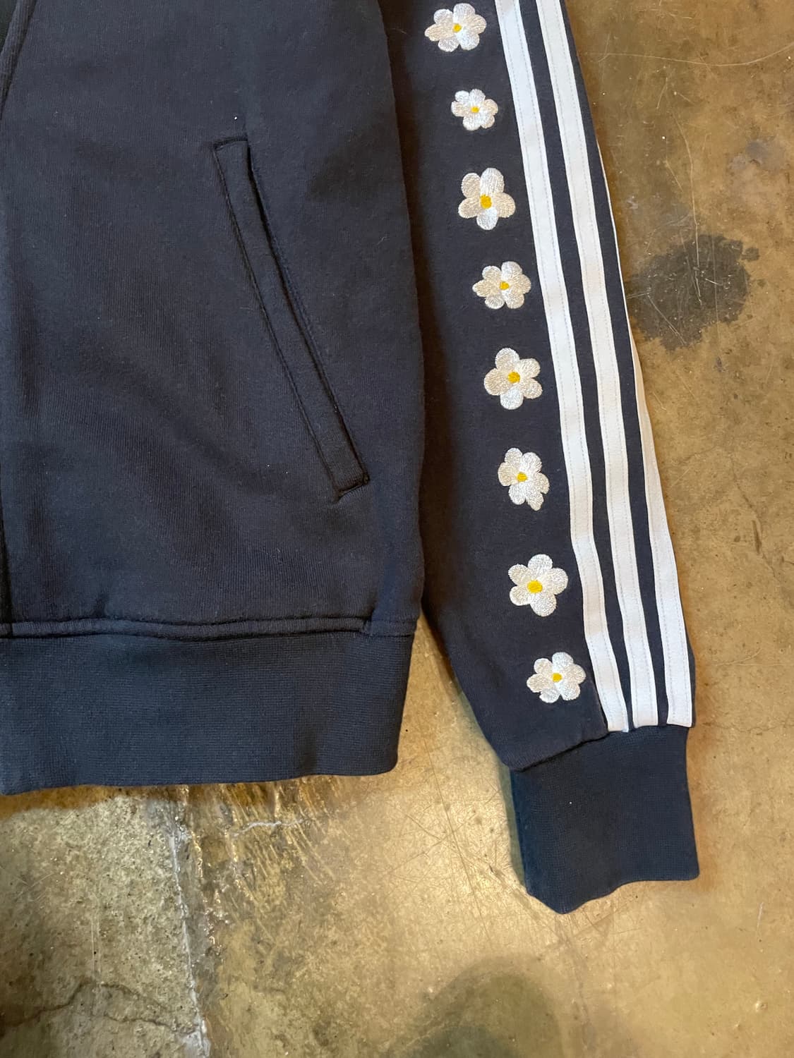 아디다스 & 퍼렐 윌리엄스 플라워 자수 가디건 블랙 상품이미지4