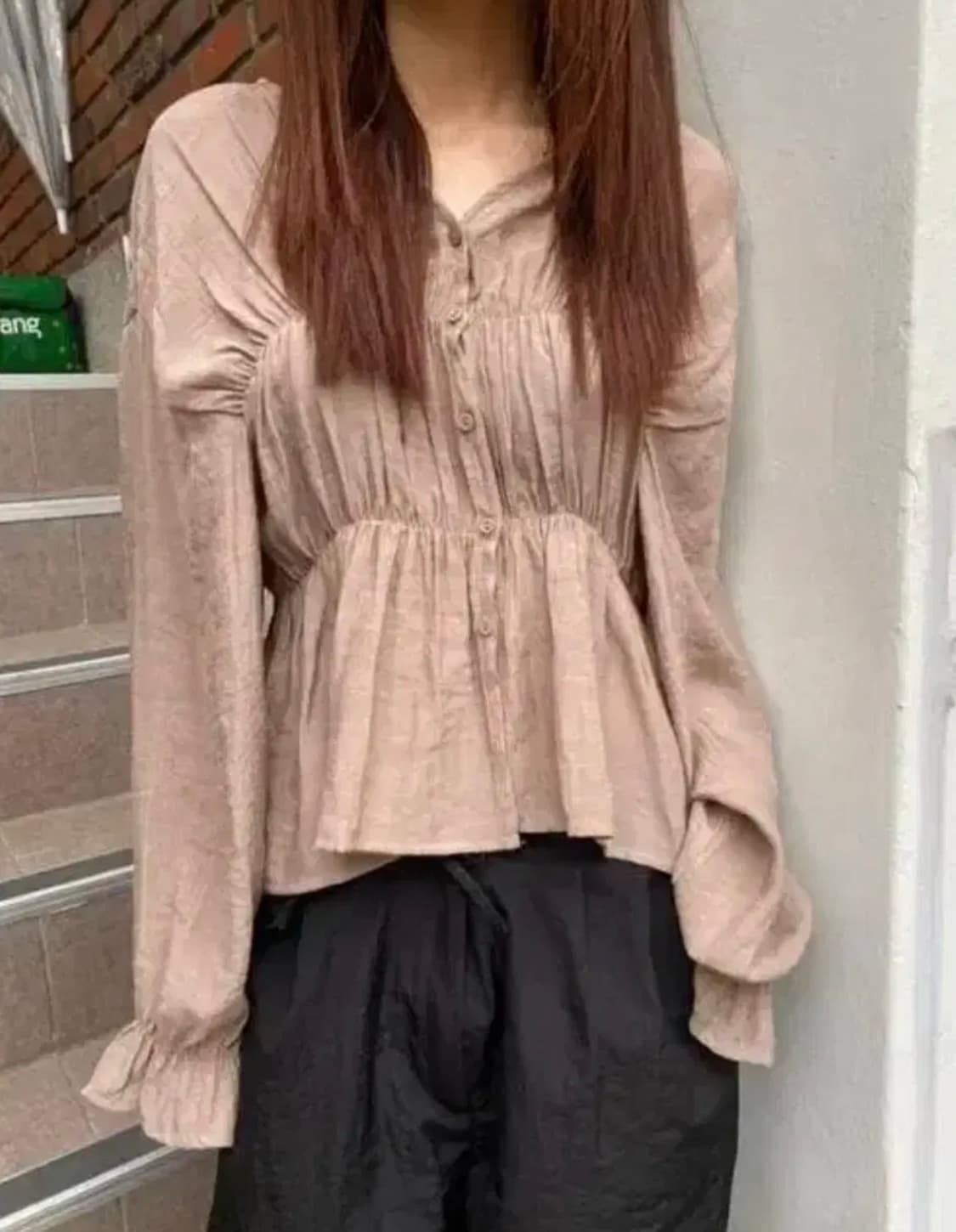 릿킴 블랙업 데이도어 셔링 퍼프 블라우스 (1번 시착) 상품이미지3