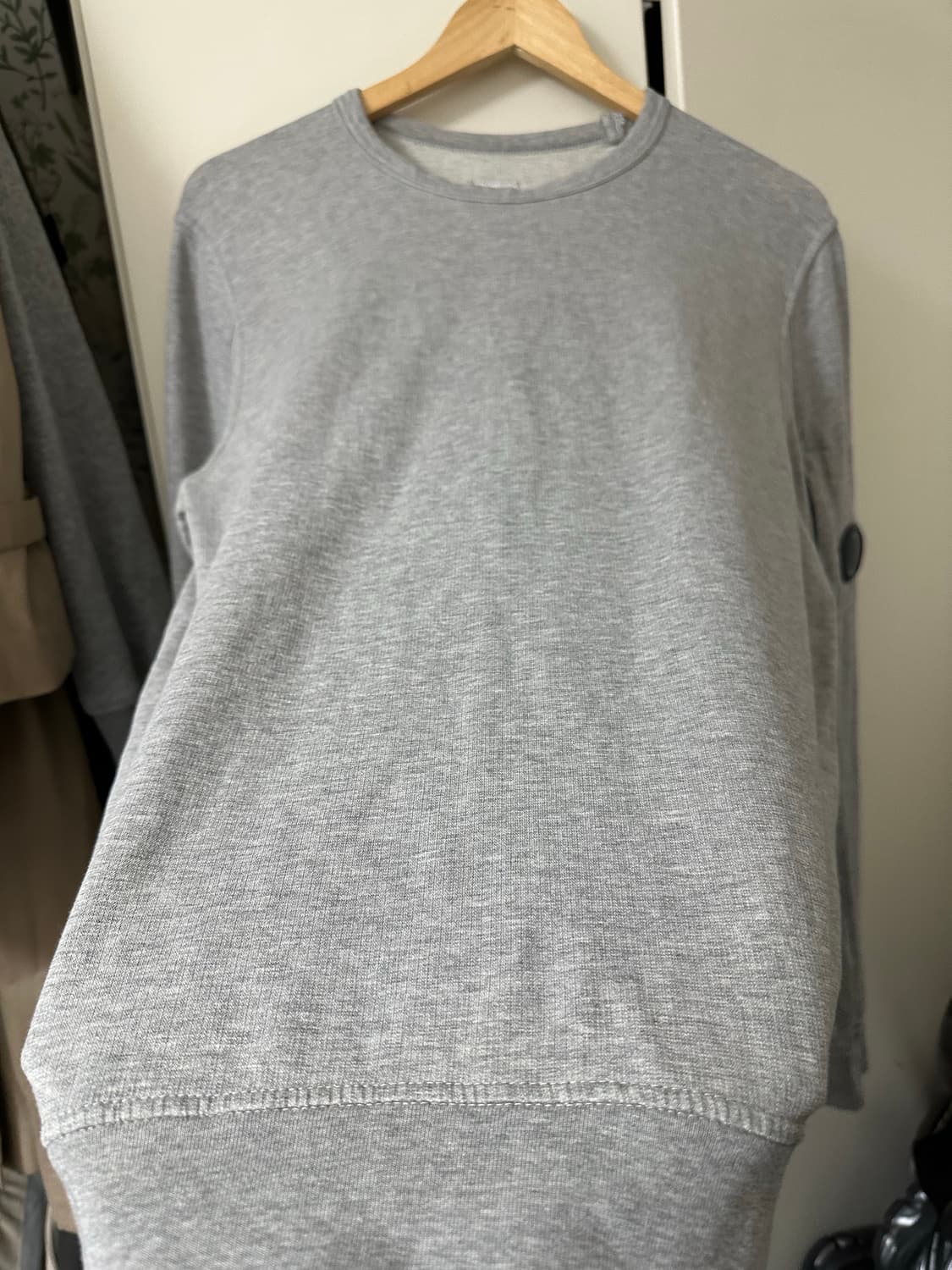 CP 컴퍼니 렌즈 맨투맨 M 회색(95-100) 상품이미지2