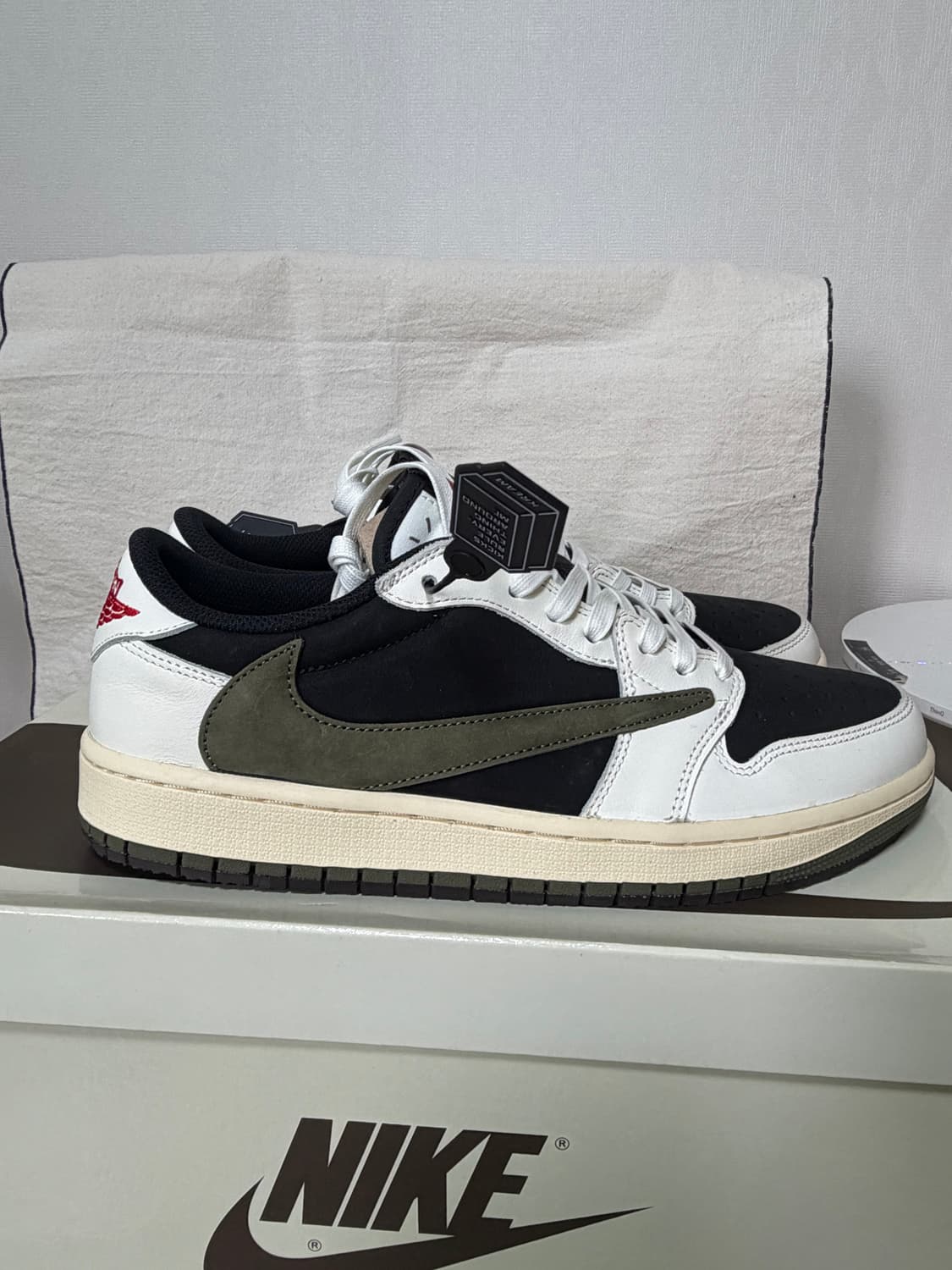 나이키 조던1로우 트래비스스캇 미디엄 올리브 상품이미지4