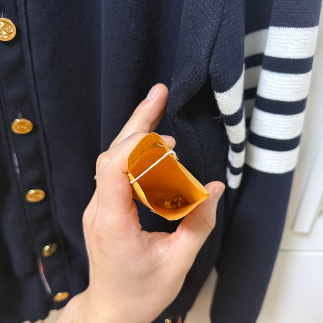 톰브라운 사선완장 밀라노스티치 금장 가디건
5 사이즈  상품이미지6