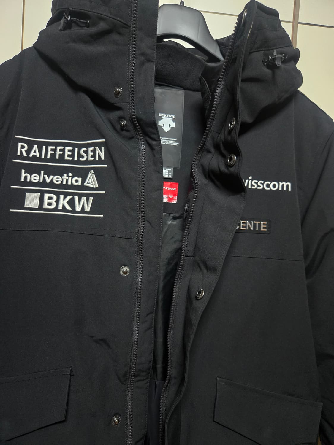 데상트 스위스 스키팀 레플리카 미드 다운 패딩자켓(105사이즈) 상품이미지4