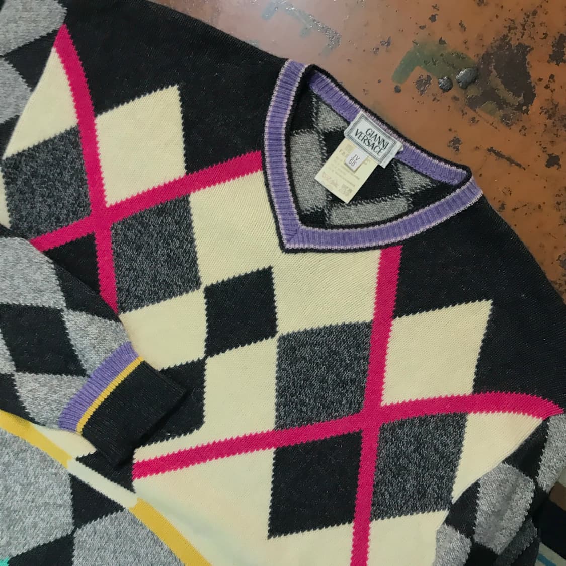 베르사체 캐시미어 혼방 아가일 패턴 브이넥 니트 남성 110 사이즈  상품이미지3