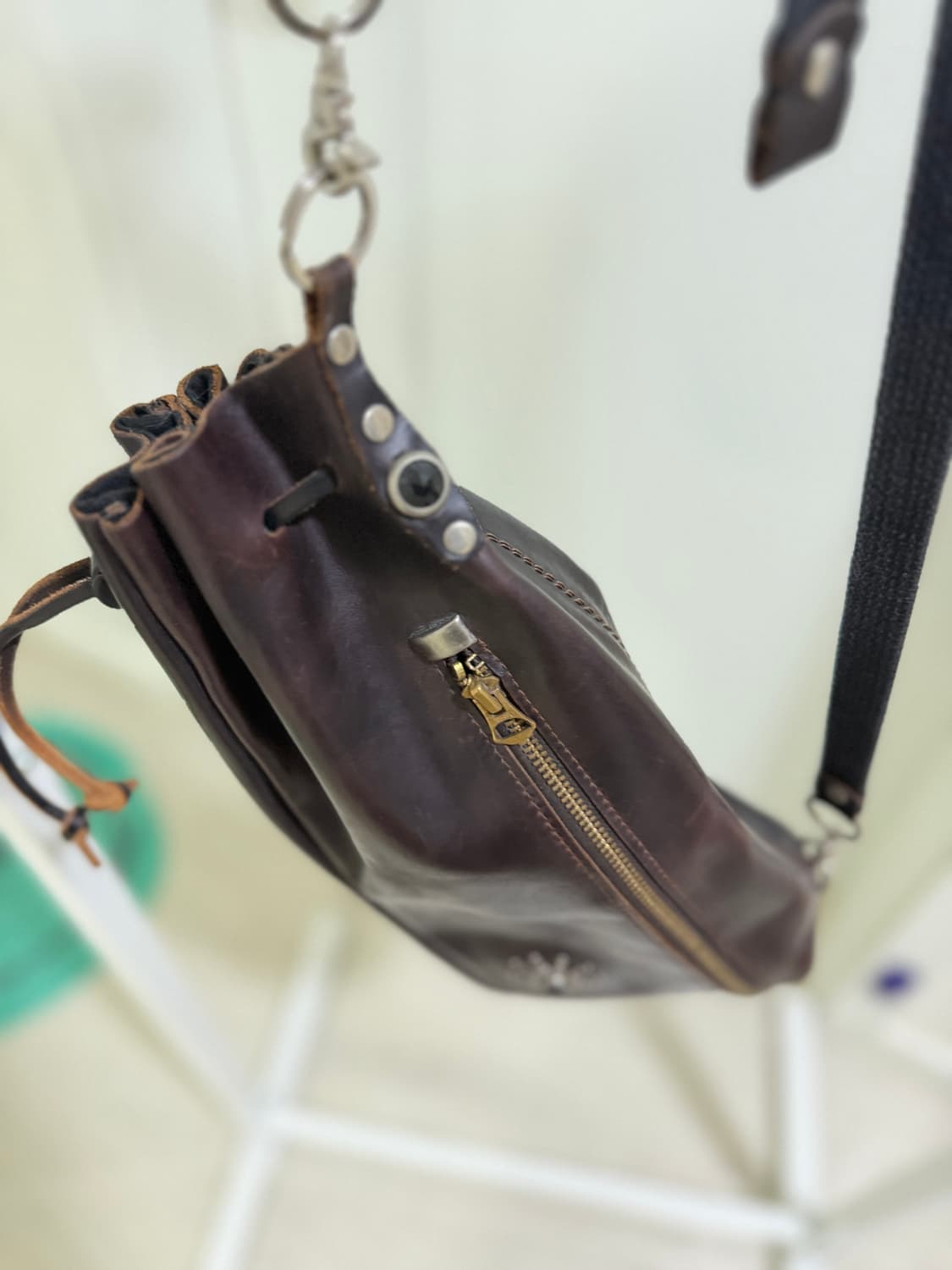 크롬악셀 레더 크로스백 솔리드브라스 상품이미지3