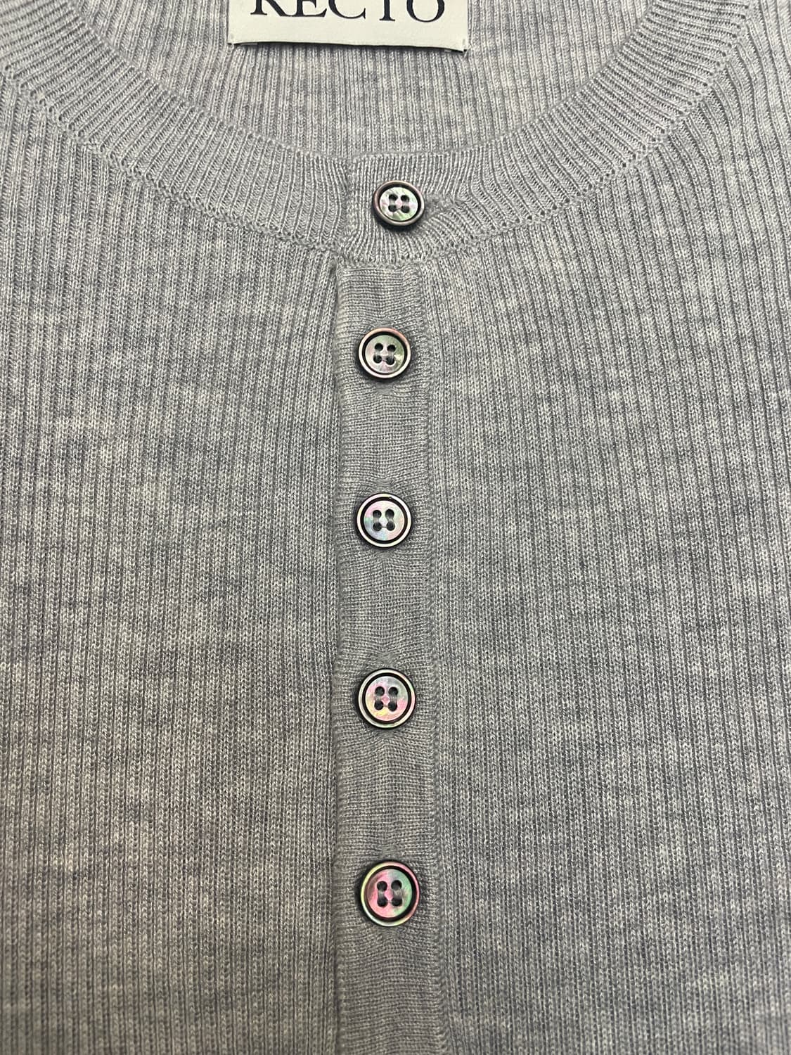 렉토 24SS 자카드 패치 헨리넥 니트 멜란지 그레이 상품이미지4