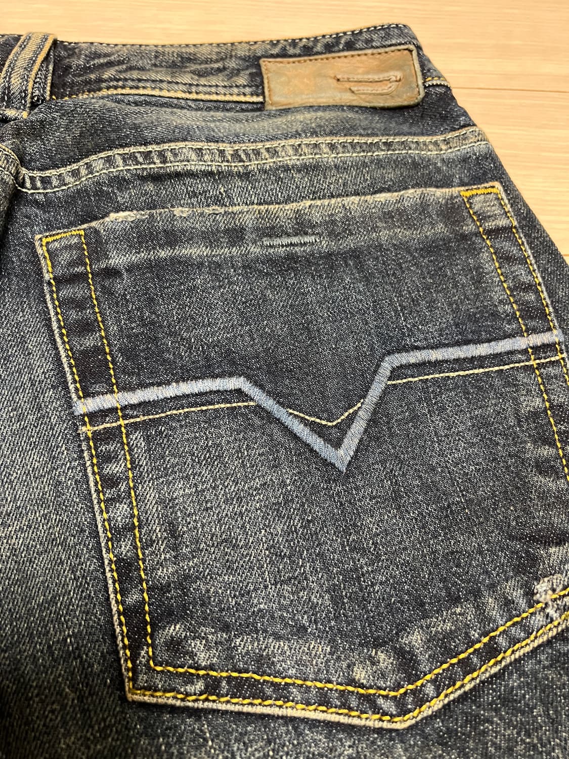 디젤 DIESEL ZATHAN 워시드 데님 팬츠 (W30 / L32)  상품이미지8