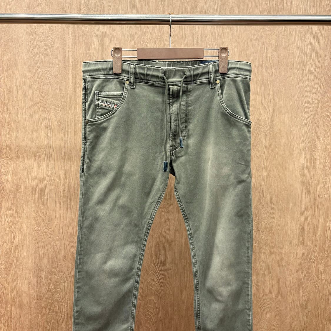 디젤 코튼 스트레치 워싱 팬츠 포켓 스티치 인더스트리 라벨 디테일 카키 상품이미지4