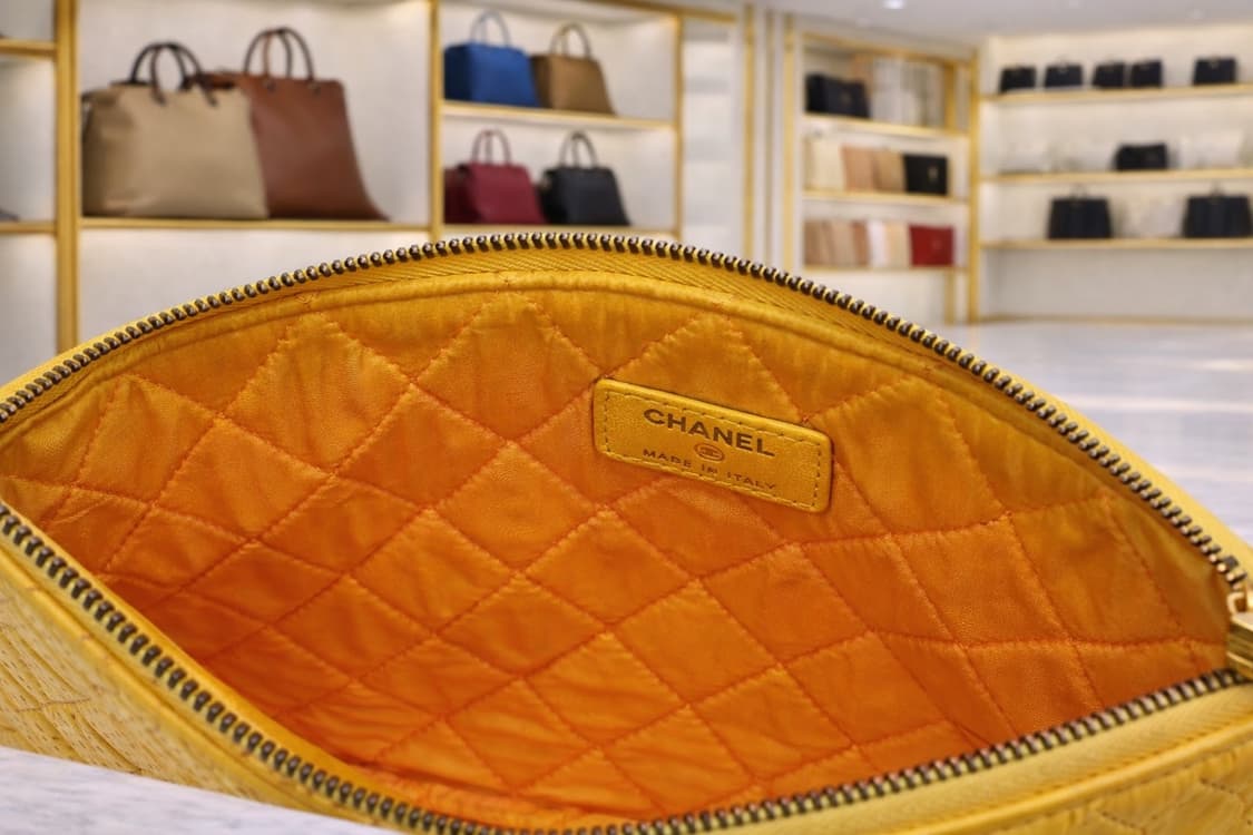 [A급] 샤넬 캐비어 스킨 클래식 클러치 뉴미디엄 옐로우 판매합니다!!! 상품이미지3