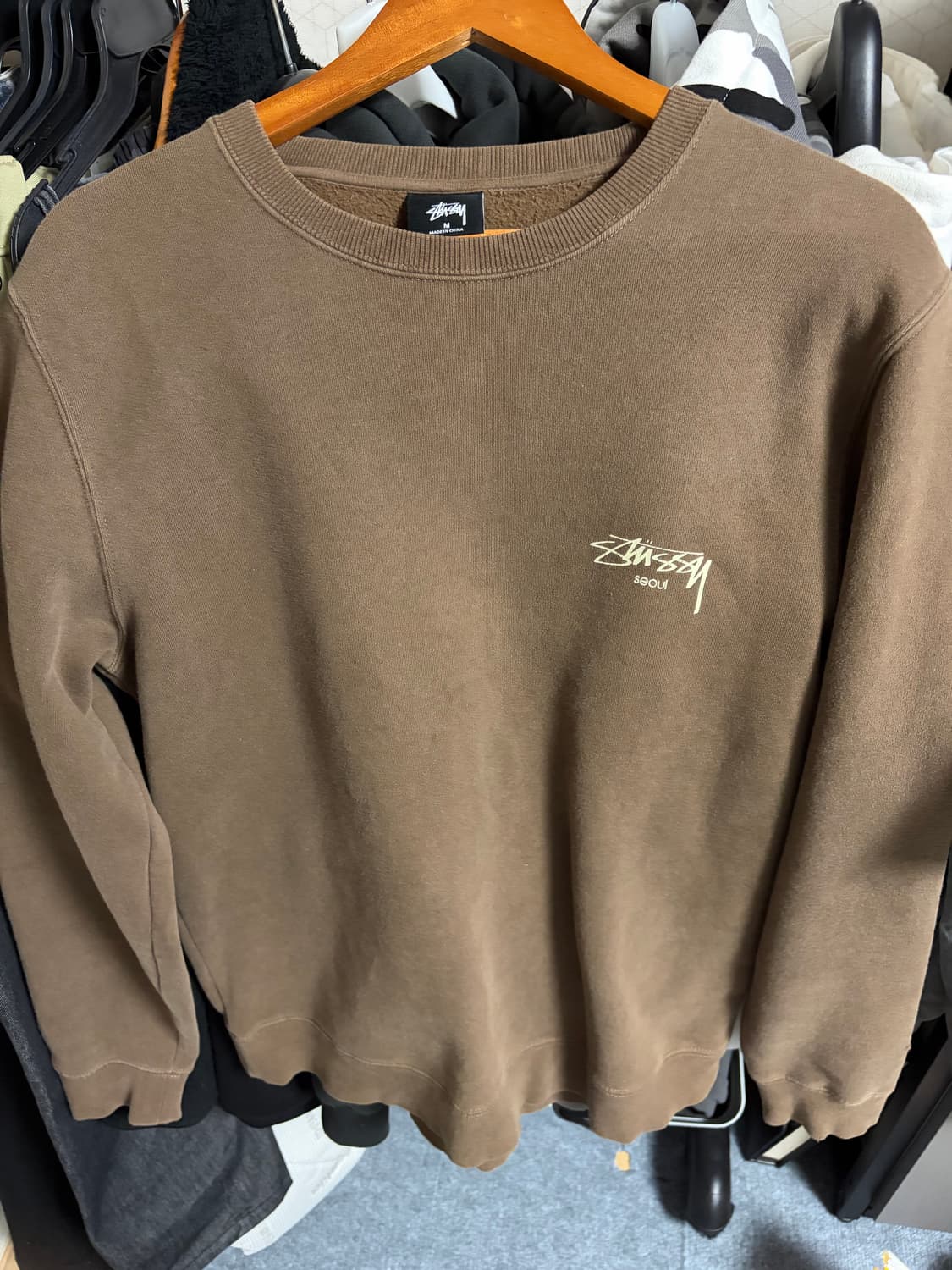 스투시 서울 브라운 맨투맨 상품이미지2