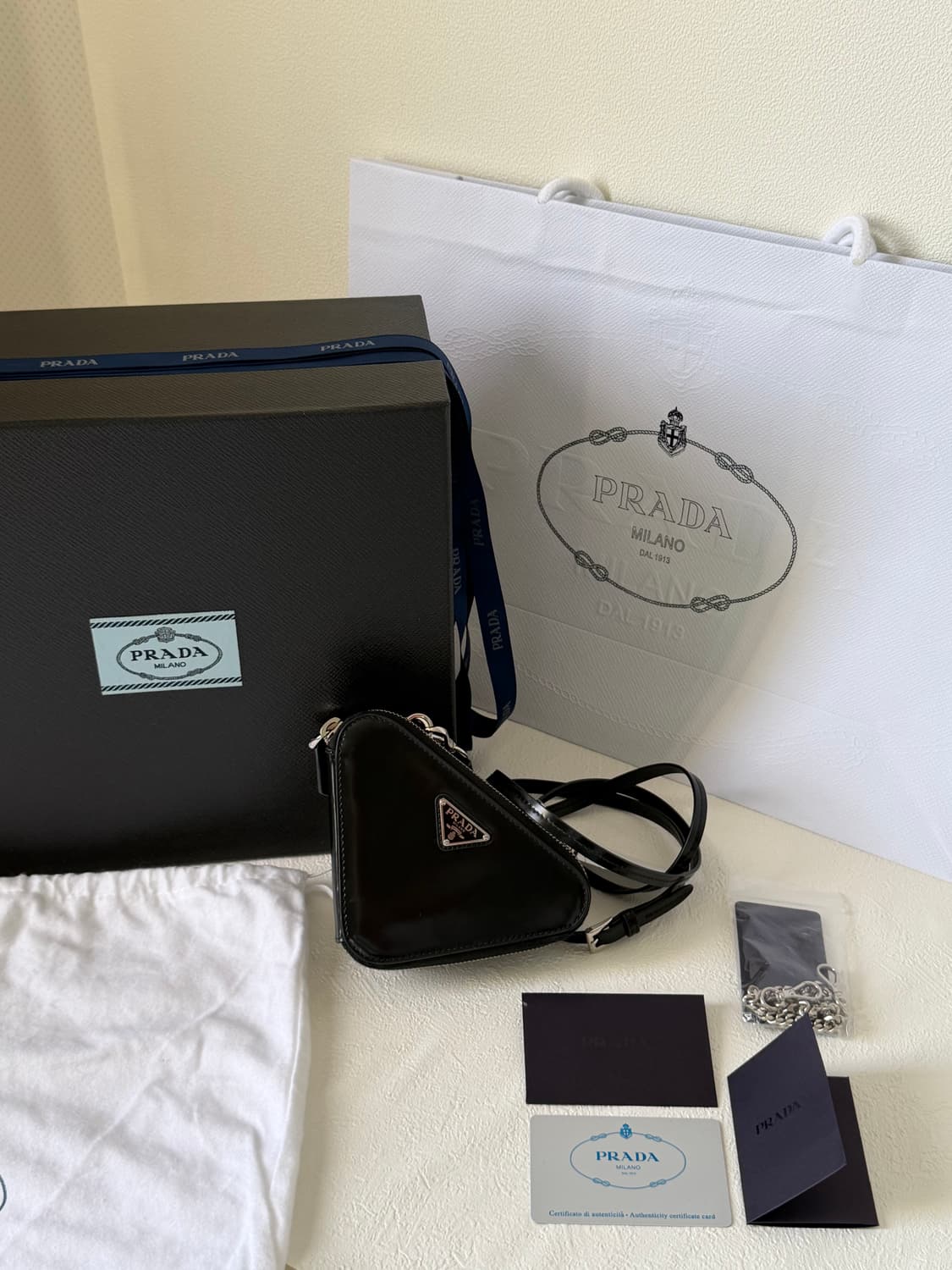 프라다 레더 트라이앵글백 미니 블랙 상품이미지10