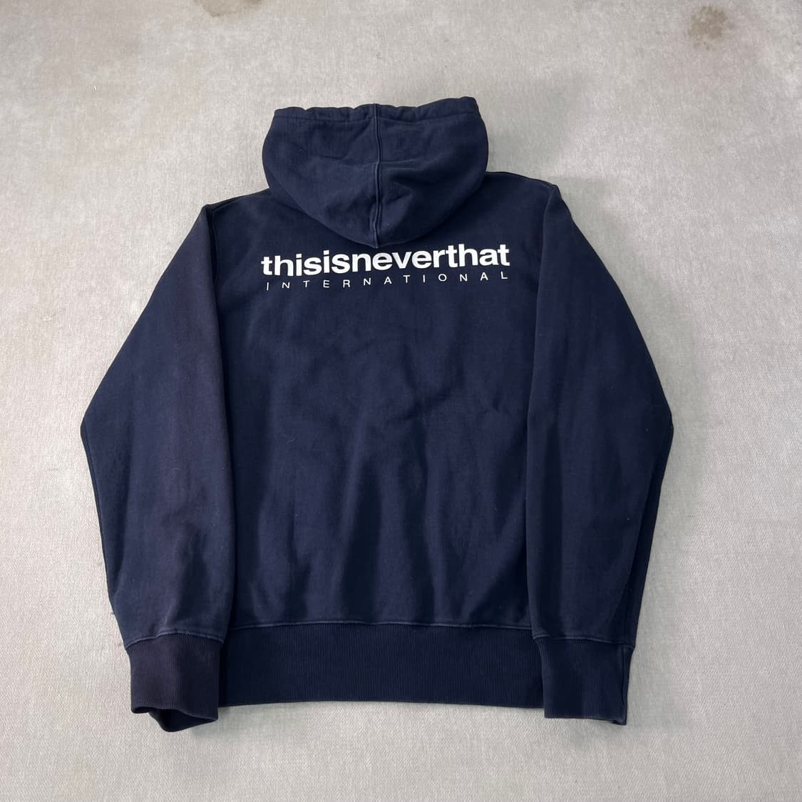 100 디스이즈네버댓 백로고 네이비 후드티 상품이미지1