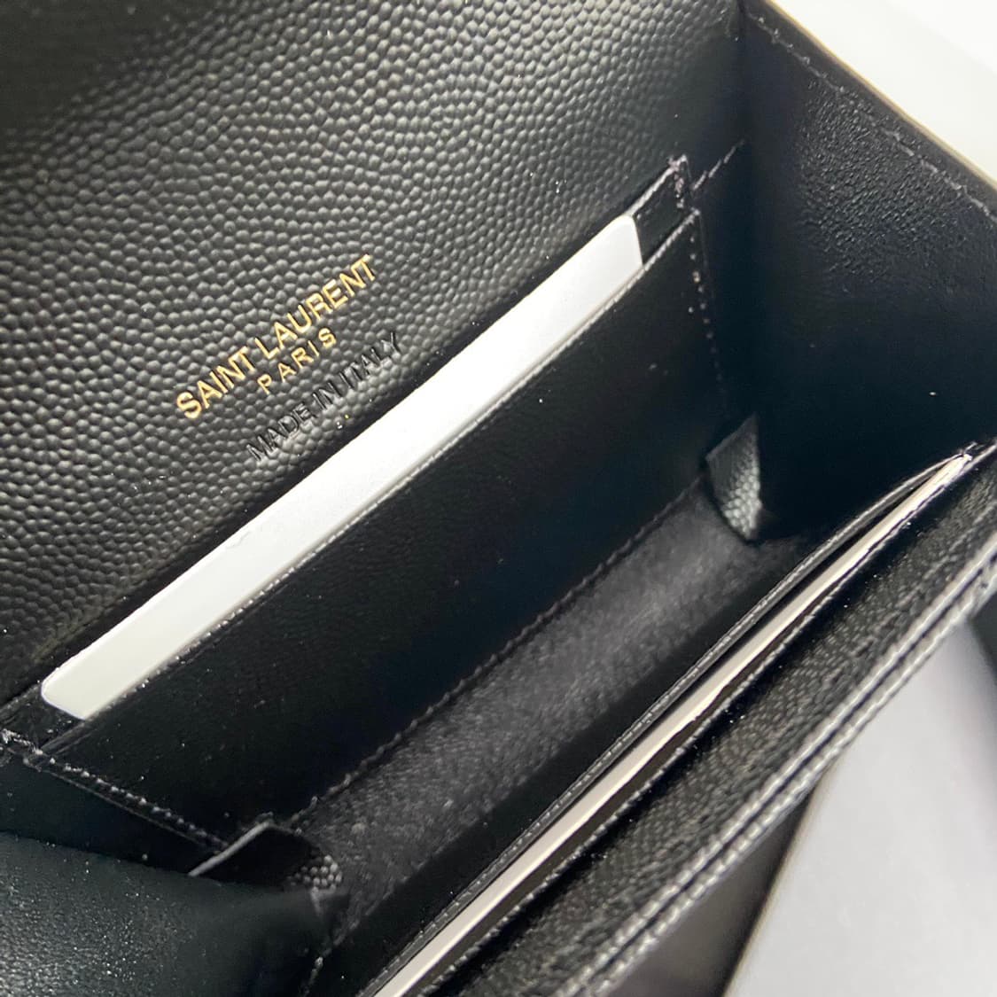 생로랑 그랑 드 뿌드르 엠보스드 레더 카산드라 마틀라세 컴팩트 트라이폴드 상품이미지6