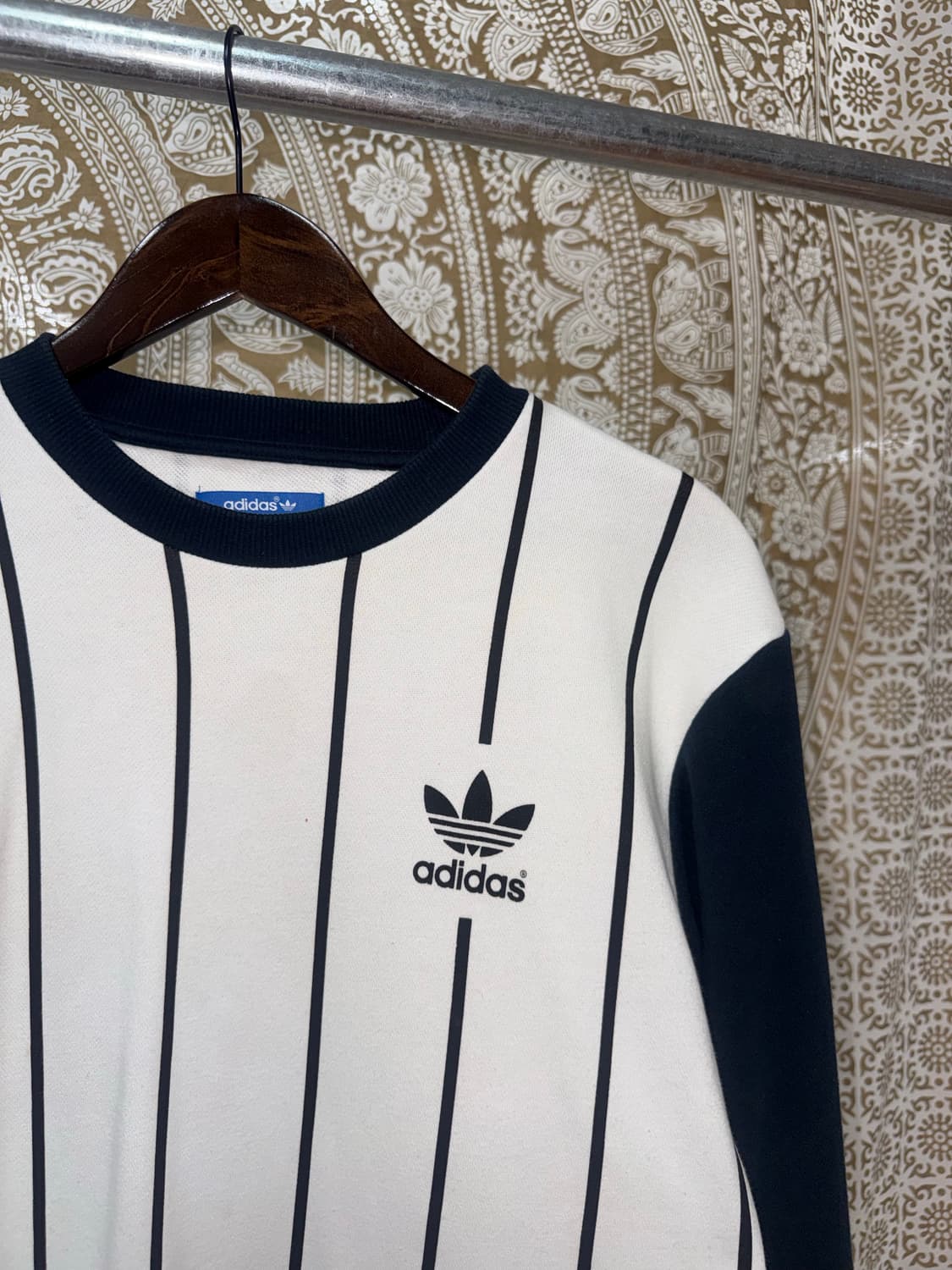 아디다스 스트라이프 백프린팅 맨투맨  상품이미지4