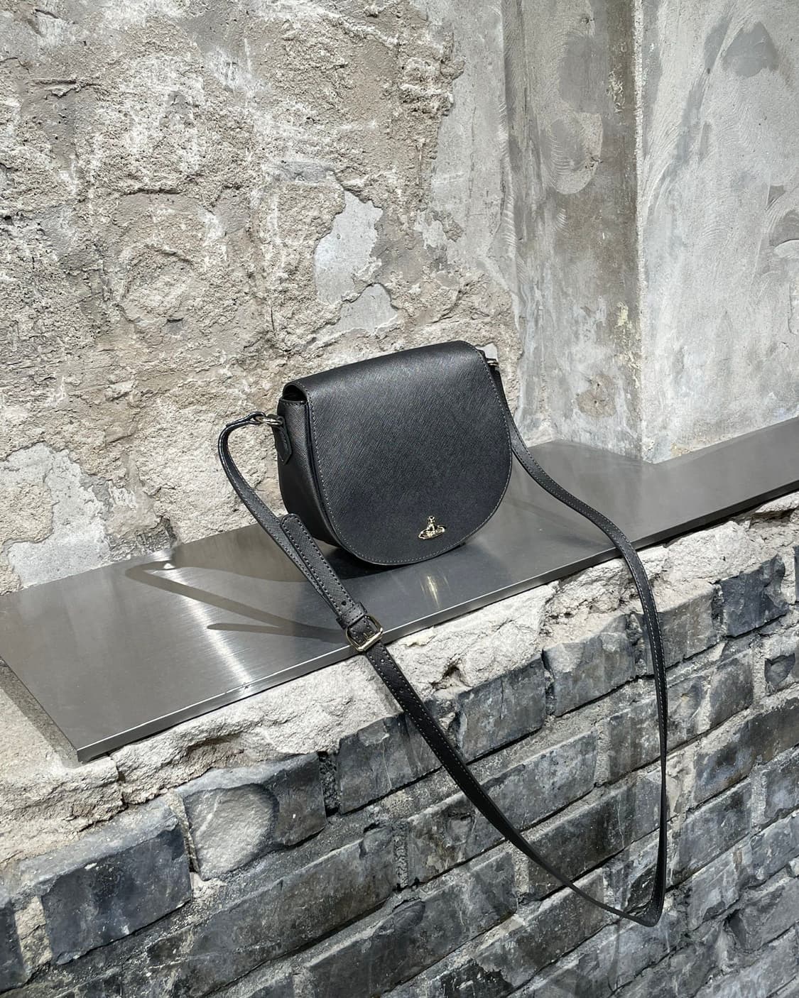 비비안 웨스트우드 사피아노 하프문 크로스백 상품이미지2