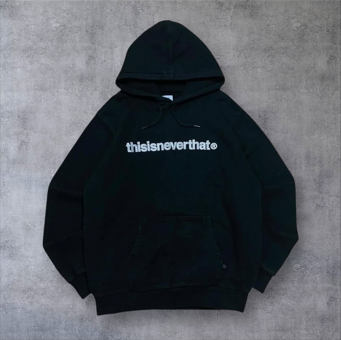 디스이즈네버댓 스펠아웃 로고 블랙 후드티 상품이미지1
