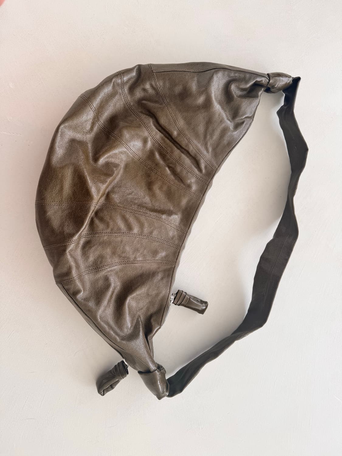 르메르 라지 소프트 크루아상백 올리브 상품이미지3