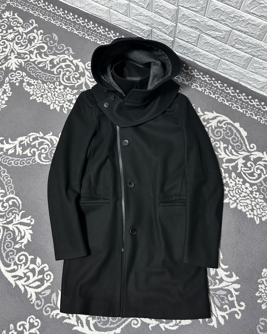 우영미 비대칭 사무라이 후드 울 코트 상품이미지4