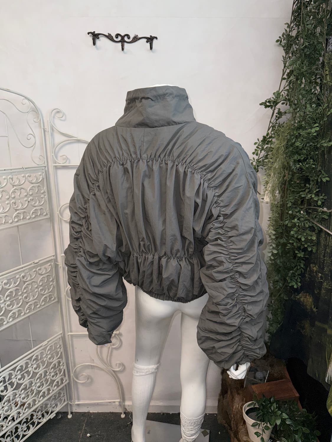 Charcoal shirring details crop puffer 상품이미지6