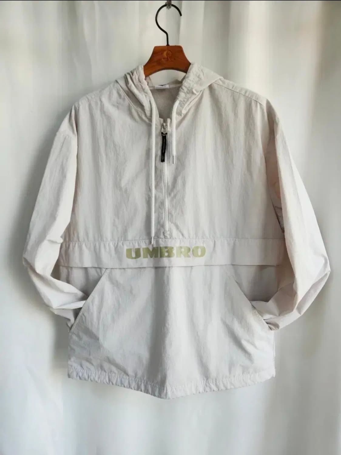 [엄브로] 후드 아노락 반집업 바람매이 메쉬 안감 클래식 스위트콘 상품이미지1